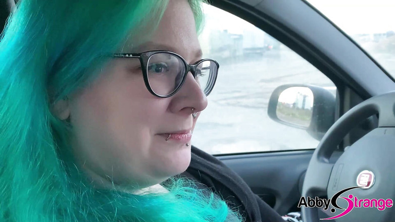 Abby Strange: 德国哥特风胖美女Abby Strange尿液恋物癖 - 撒尿！