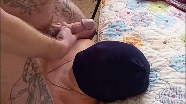 Zona901: Seorang teman dengan stoking di kepalanya menerima sebagian sperma