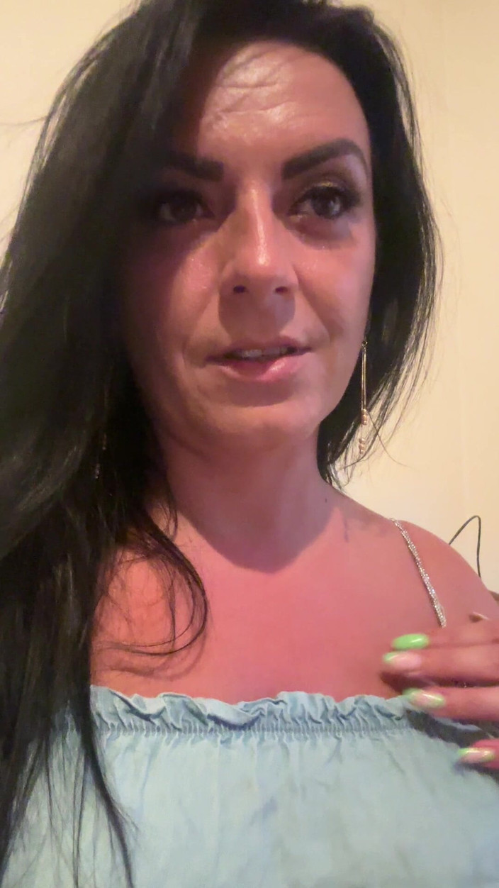 MilfyCalla: Vestido azul macio, sem sutiã - provocação natural à luz