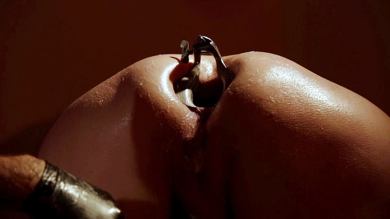 Ines Gapehole: Mông của tôi bị đút nắm tay và banh rộng với...