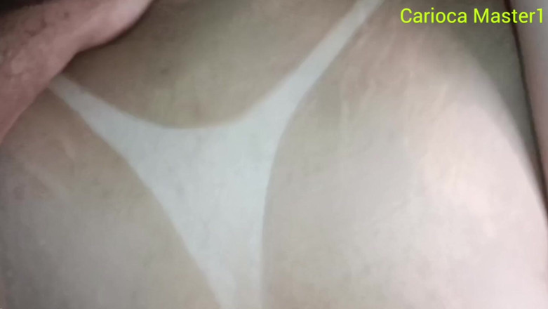Carioca Master: Roze buurvrouw liet klaarkomen op haar borsten