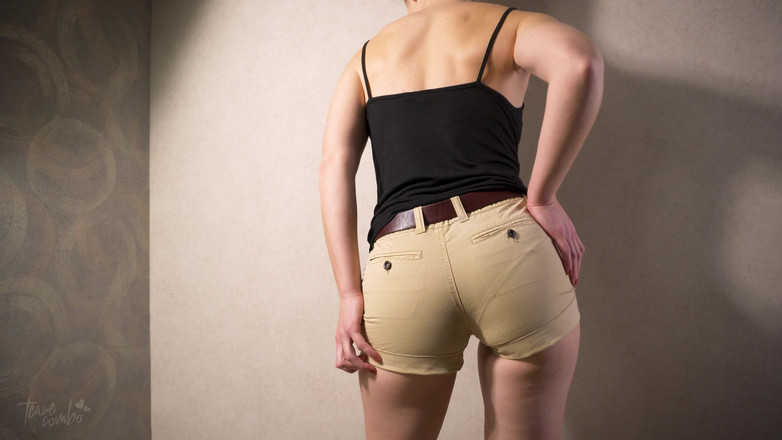 Teasecombo 4K: タイトなショートパンツで十代のアマチュアは彼女の目に見えるパンティーラインをからかう