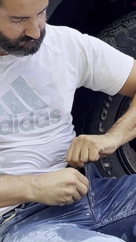 En man gör piss på mig på gatan