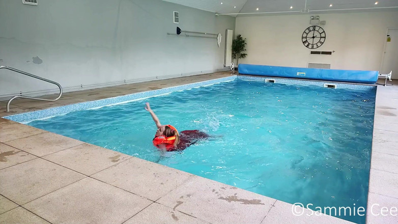 Sammie Cee: Overboard akşam elbisesi can yeleği