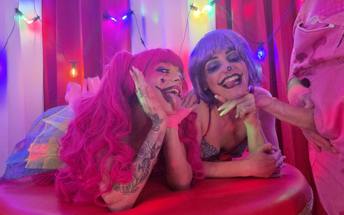 Cock Crazed Clowns: 핑크 광대를 만나는 스칼렛 세인트 클레어