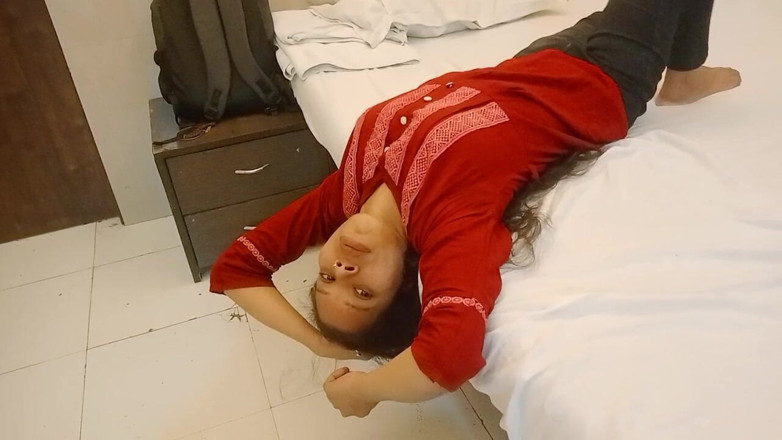 NikiRathod: 그녀는 펠라를 즐긴다