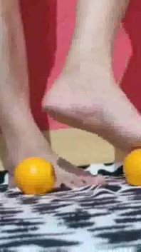 Kaki, oren dan kasut tumit tinggi