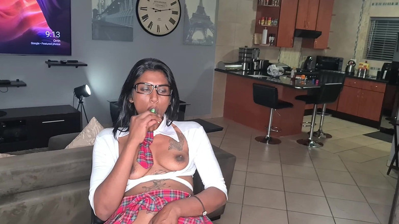 domslutfucker: Seksi kıyafetli Hintli kadın lolipopla mastürbasyon yapıyor