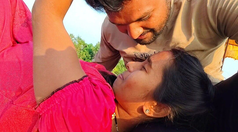 Premi pooja: सौतेली बहन और सौतेला भाई हॉट सेक्स - आज मेरी बड़ी सौतेली बहन छत पर मोबाइल पर देख रही थी।