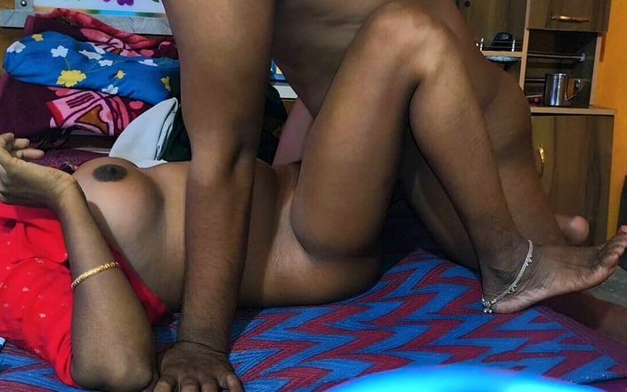 Kumari Queen ji: Indická krásná Desi Bhabhi sex - sání krásných prsou Než uvnitř...