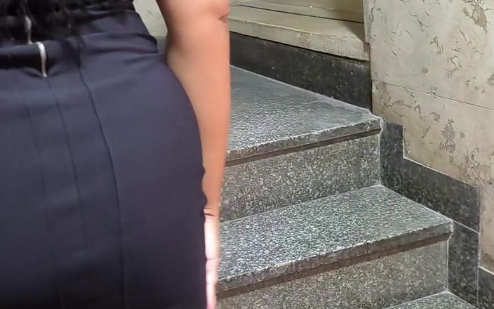 Nurseblack: Încornorată căsătorită infidelă Meek pe scările clădirii iubitului ei
