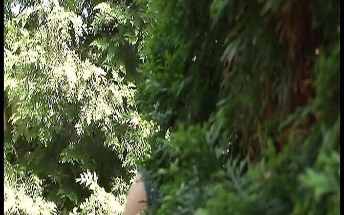 Deutsche XXX Filme: Superbes deutsches schätzchen reitet schwanz im garten
