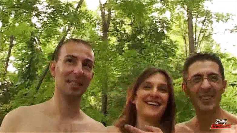 Vere Casalinghe Italia.: Una ragazza arrapata viene sbattuta all'aperto