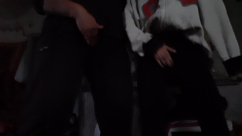 Lesbian-candys: Mula-mula kita pancut dari tangan kita sendiri dan kemudian kita...