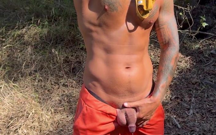 BoyGym: Handenvrij pissen in het bos, ik ondeugend