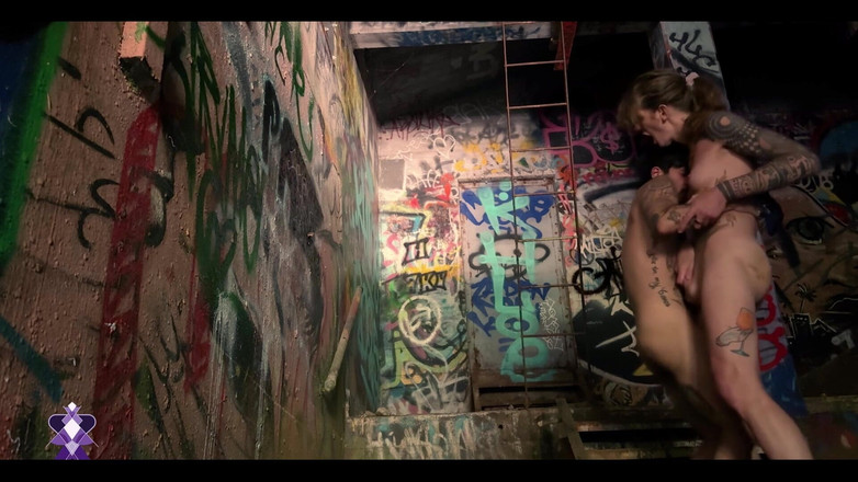 Gray Perrier: 变性女孩在一个废弃的动力装置中公开操一个变性人