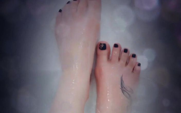 Goddess Misha Goldy: Banyo zamanı, ayak fetişi