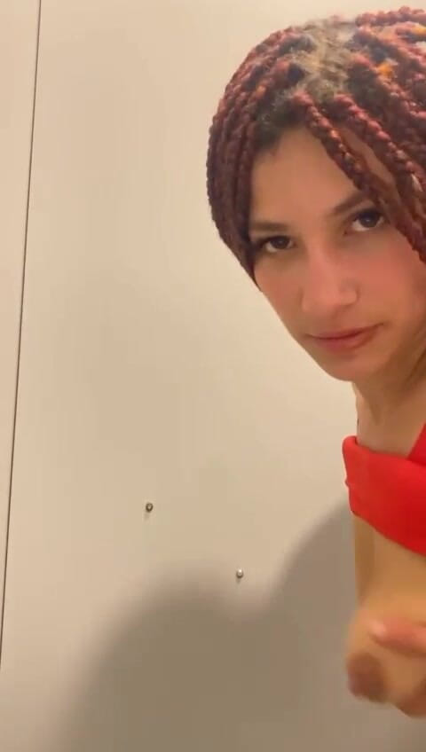 marieliparodi: Saya Masturbasi Di Gym, Saya Menghangatkan Di Tengah Serangkaian Beban