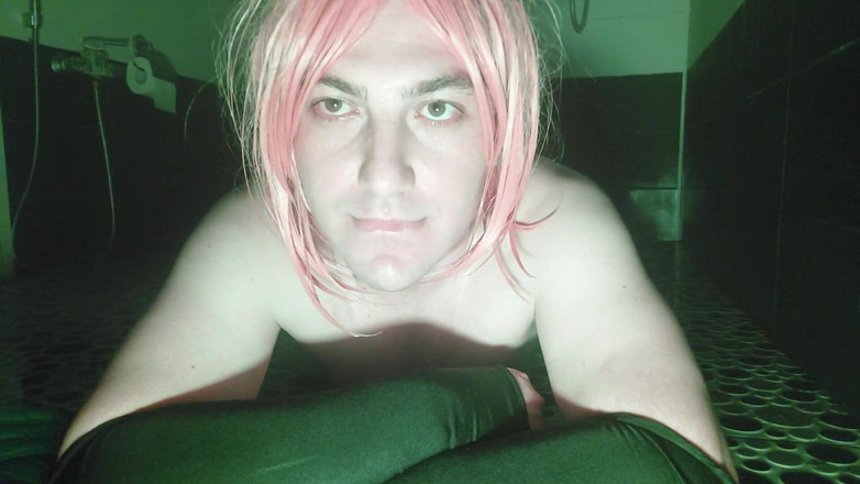 Kitty_Cross: Hezká femboy má koupel barevné osvětlení prostředí velké přírodní kozy