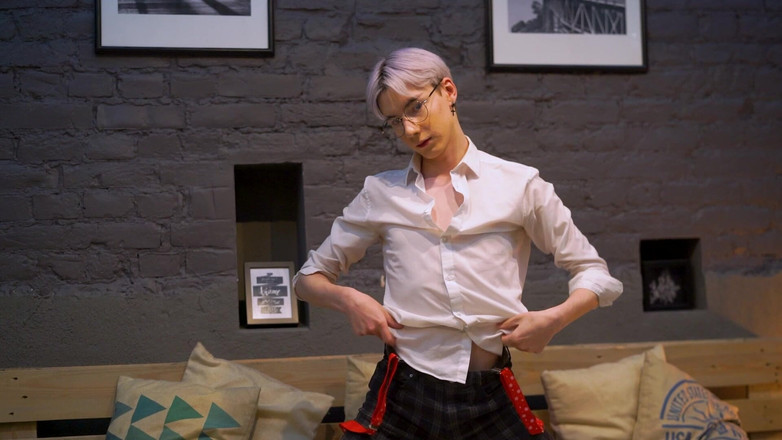 Gay Deluxe: Twink berambut purple