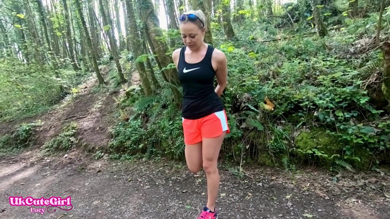 UKCuteGirl Lucy Lauren: Мені довелося намажатися на вулиці, поки ти спостерігав: відчайдушна пробіжка