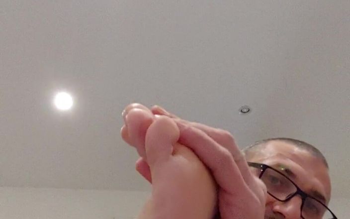 Boy jerking off: 私の足が好きですか?