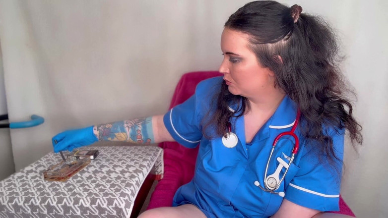 MissFFW: 的护士 ffw 有一个烟雾休息