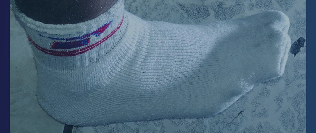 Stink HairyMale: 하얀 양말을 신은 내 몸이 가까이서 보였다